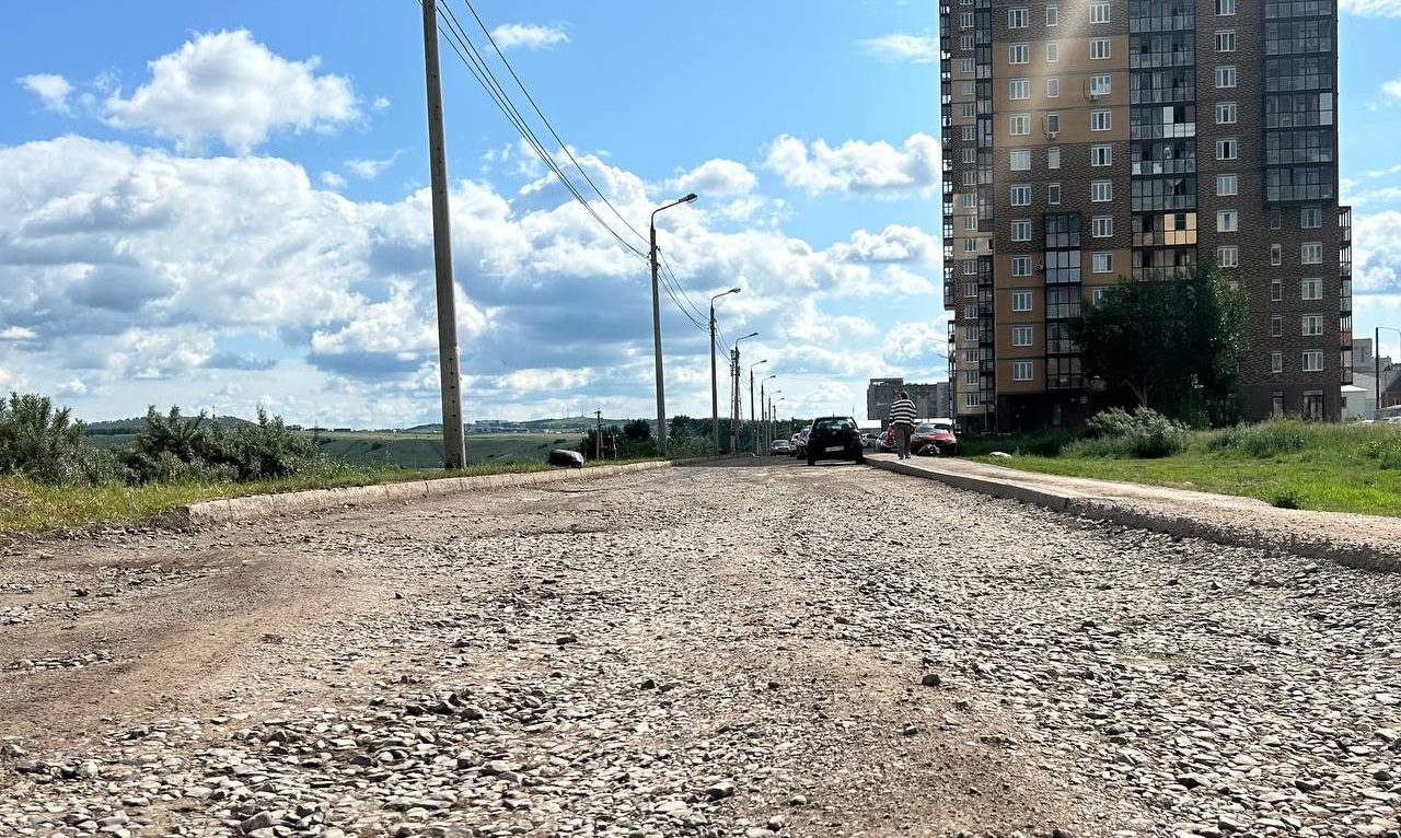 дорога на улице Гросовцев с ямами