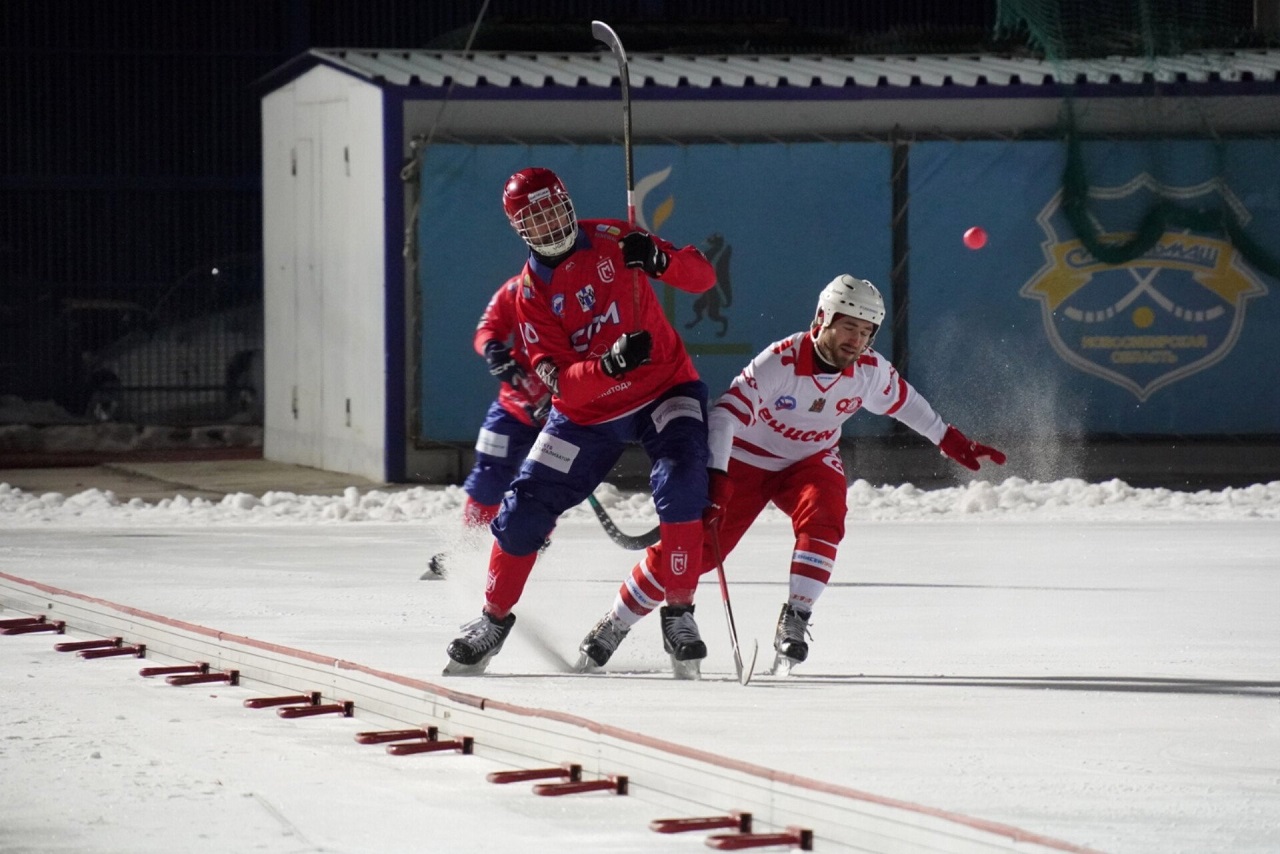 хоккеисты с мячом на льду во время матча