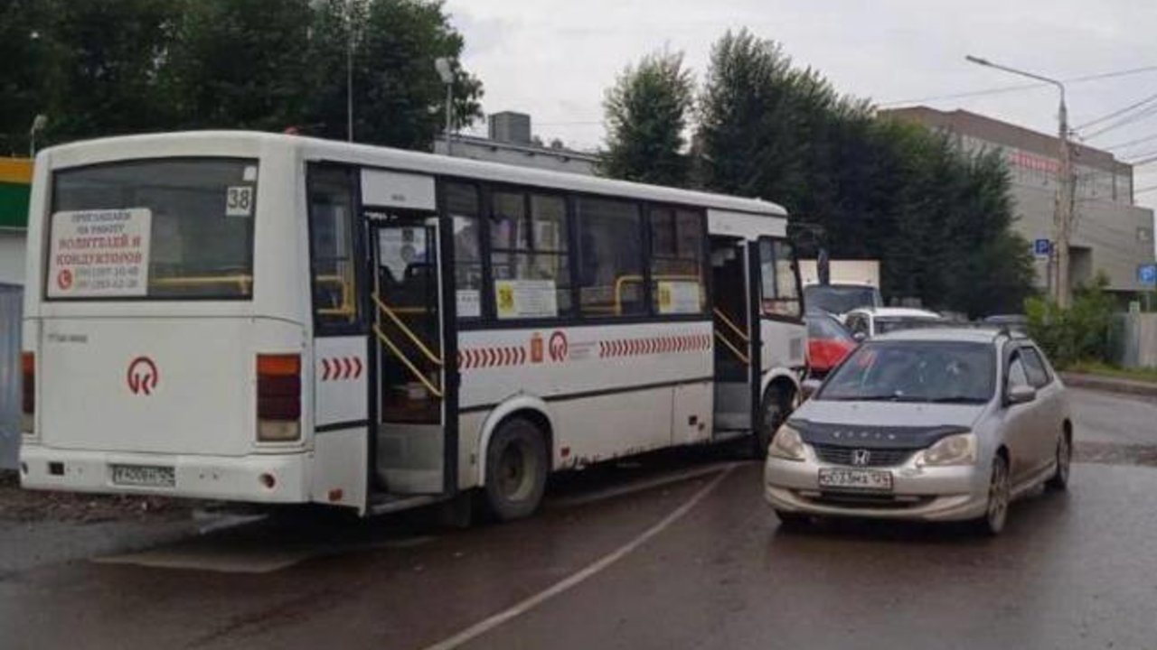 Автобус устроил аварию с 4 автомобилями на Свободном