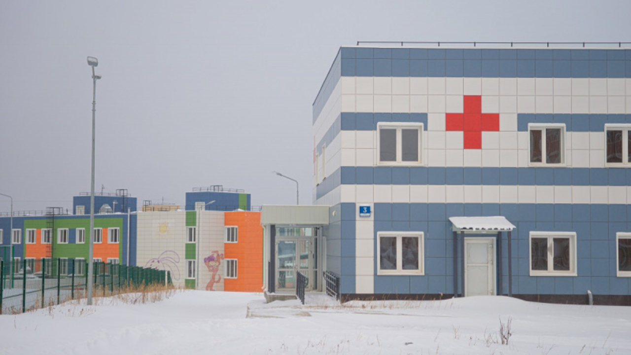 Здание построенной РУСАЛом поликлиники в Таежном готово к работе