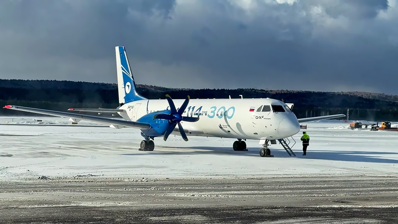 Ил-144-300 а аэропорту Красноярска - общий вид