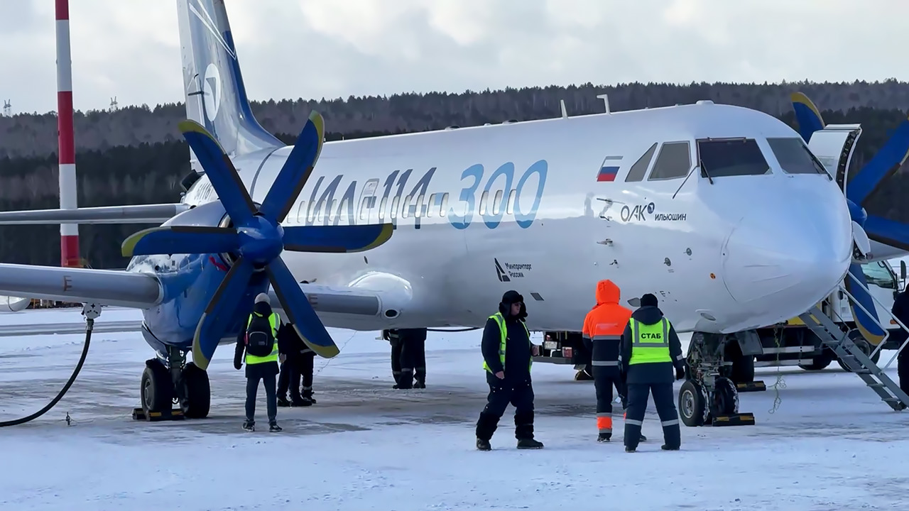 Прилетевший в Красноярск опытный Ил-144-300