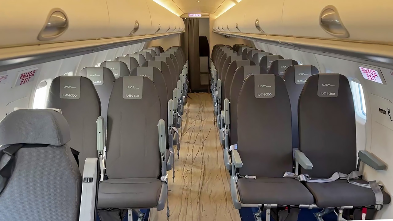 Пассажирский салон Ил-144-300 по два ряда кресел
