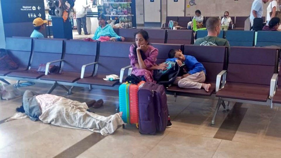 Как пассажиры аварийно севшего «Боинга» из Индии коротают время в аэропорту Красноярска