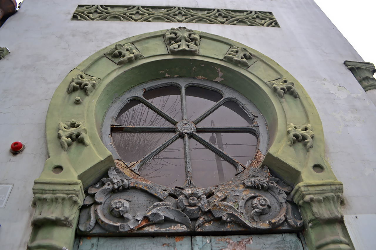 Розетка над входом