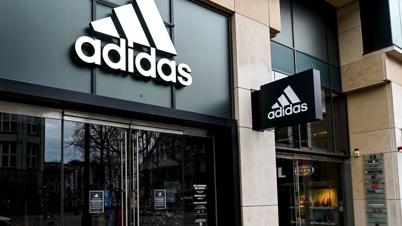 Adidas закрывает магазины в России после 13 марта