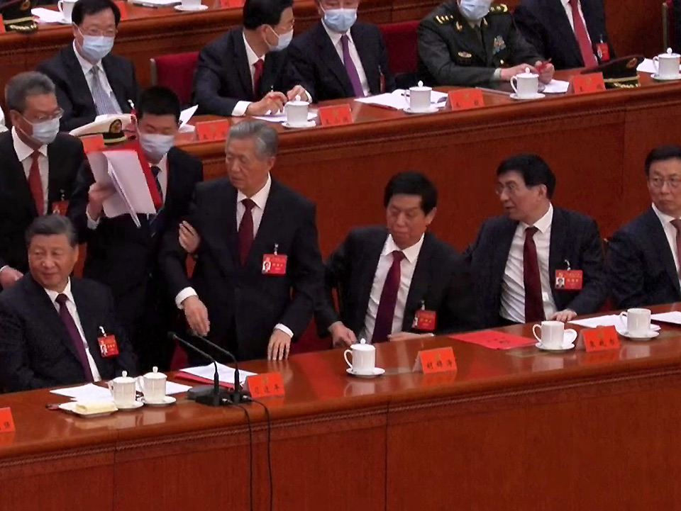 Ху Цзиньтао выводят из президиума съезда КПК