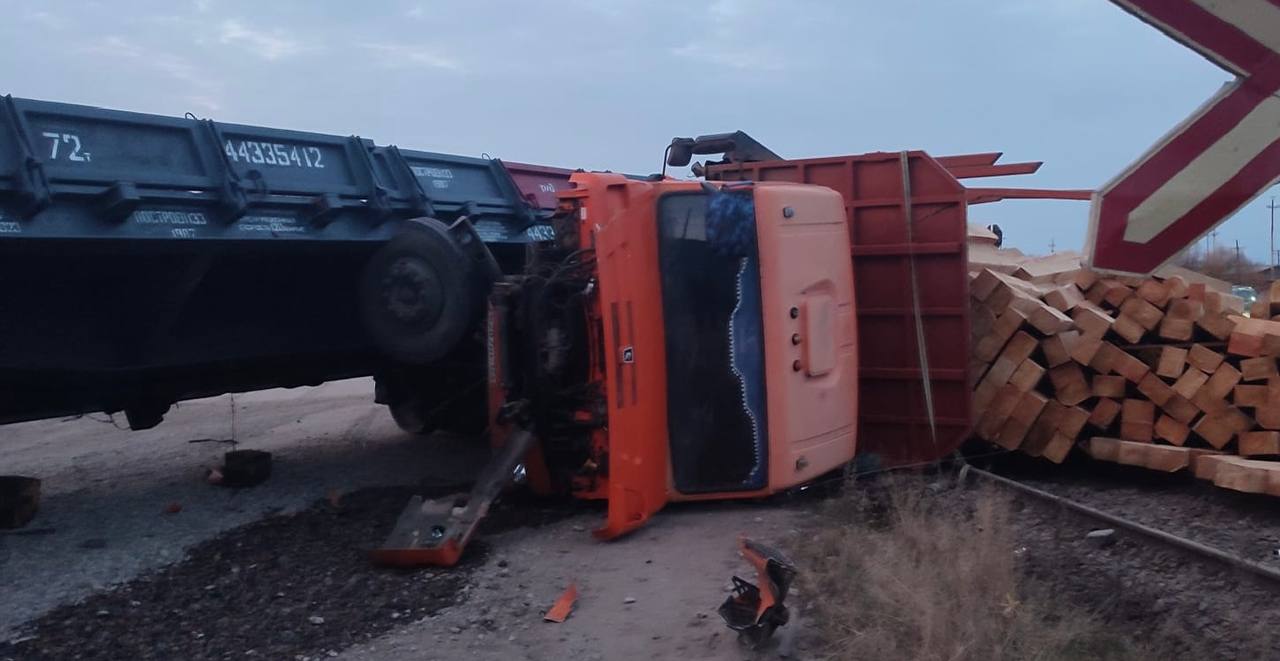 Поезд снес КамАЗ со шпалами в Красноярском крае