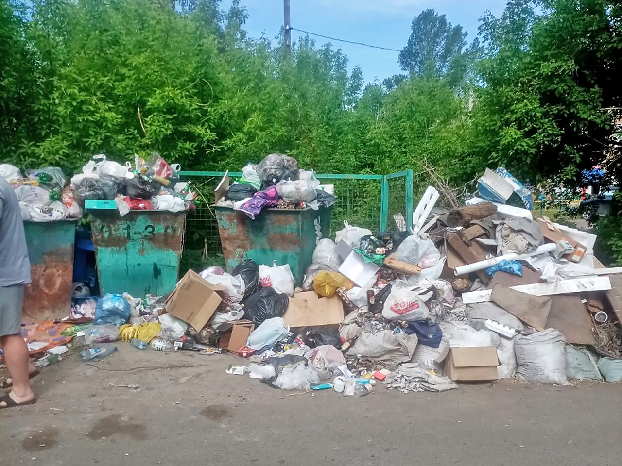 замусоренная площадка ТКО