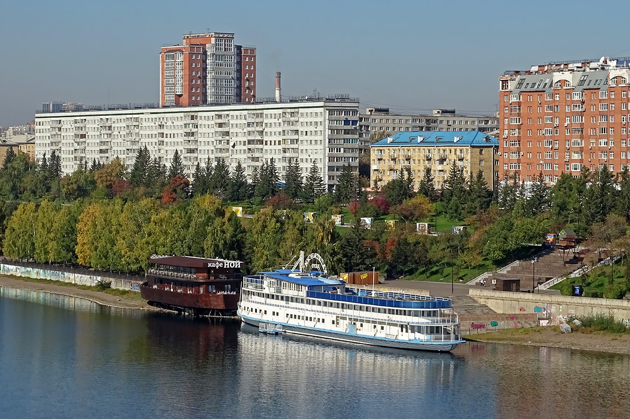 Капитанский клуб - бывший дизельэлектроход Антон Рубинштейн