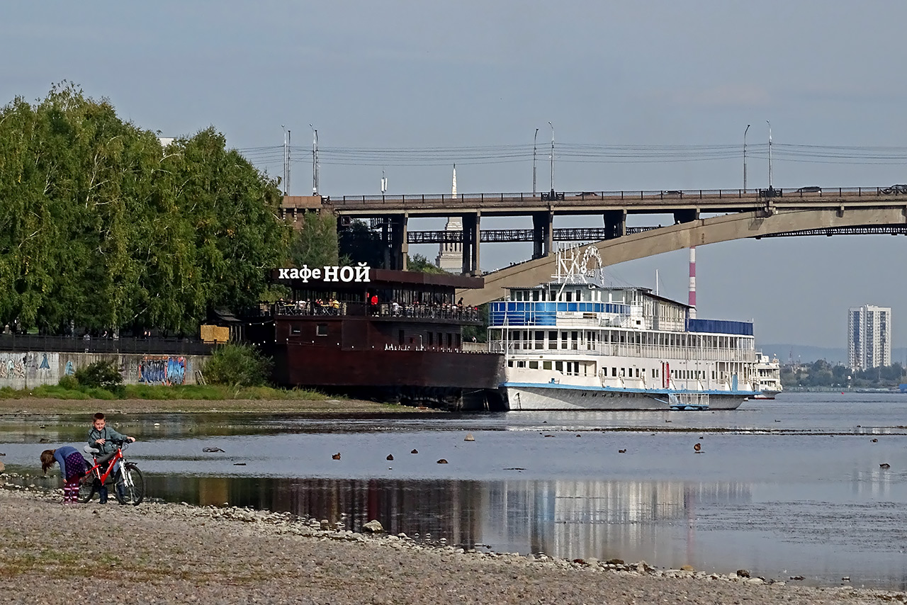 Капитанский клуб (Антон Рубинштейн или Пересвет) в Красноярске, вид со стороны Енисея