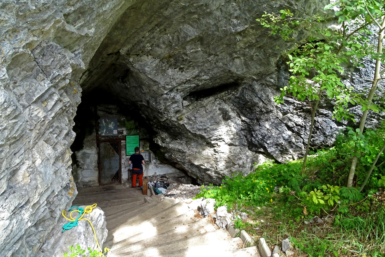 Вход в пещеру Караульная под Красноярском