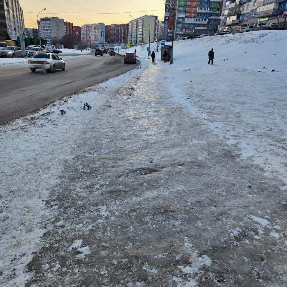 Улица в Солнечном, покрытая льдом