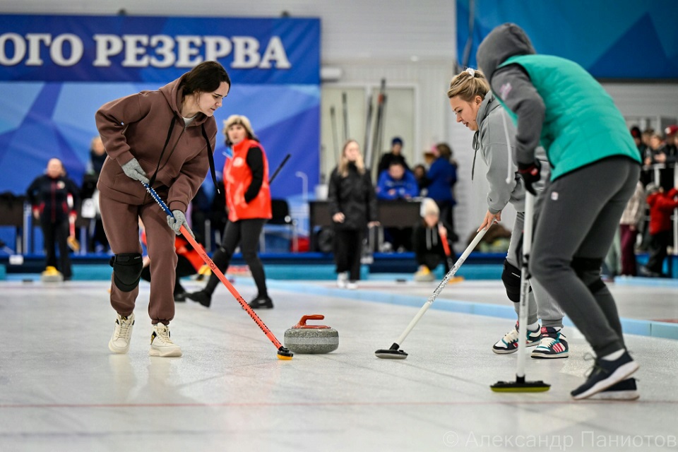 женщины играют в керлинг