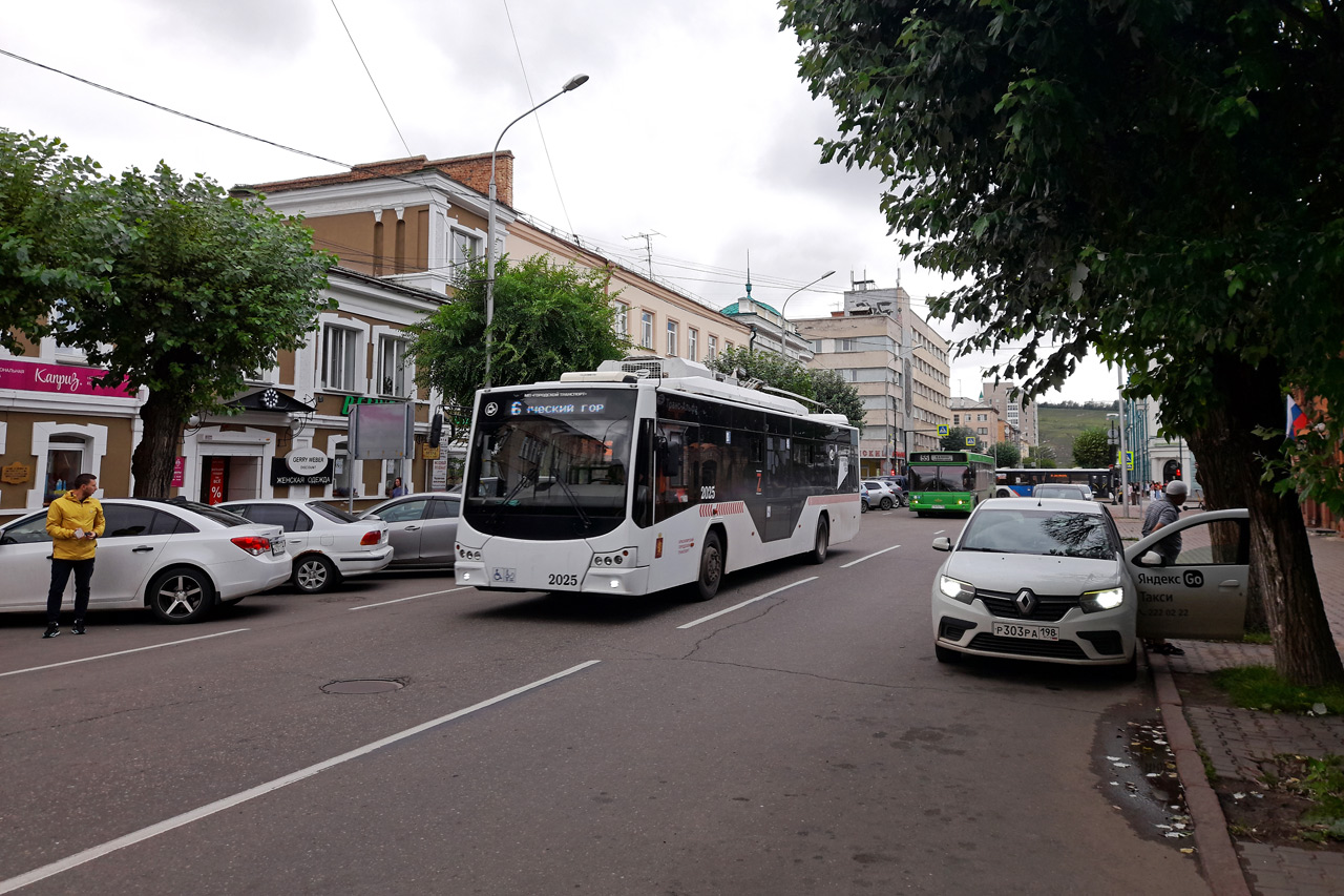 Общественный транспорт идет по ул. Кирова в Красноярске