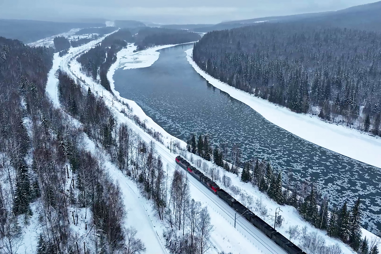 Поезд идет вдоль реки Кизир н атрассе Абакан - Тайшет Красноярской железной дороги