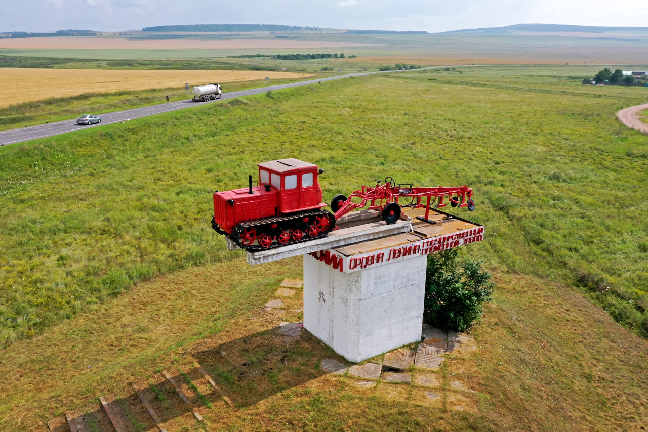 Памятник трактору около Учума в Красноярском крае