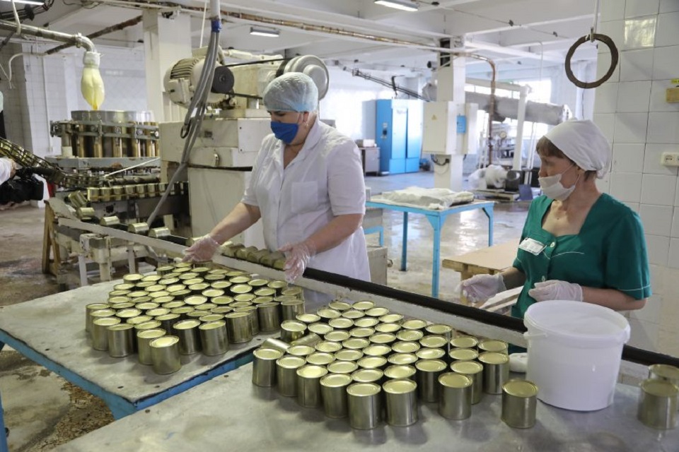 работницы производства консервов