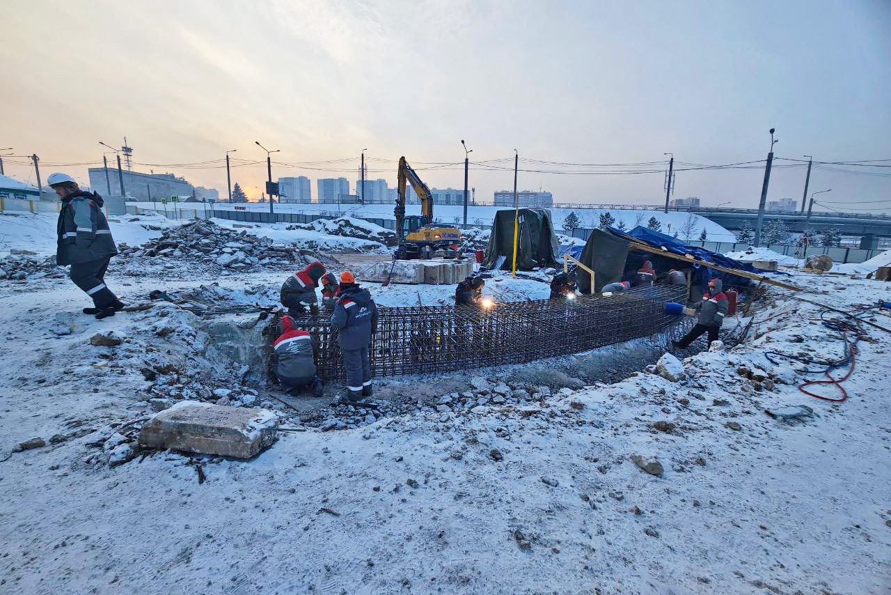 Монтаж обвязочной балки для распорной системы демонтажного котлована