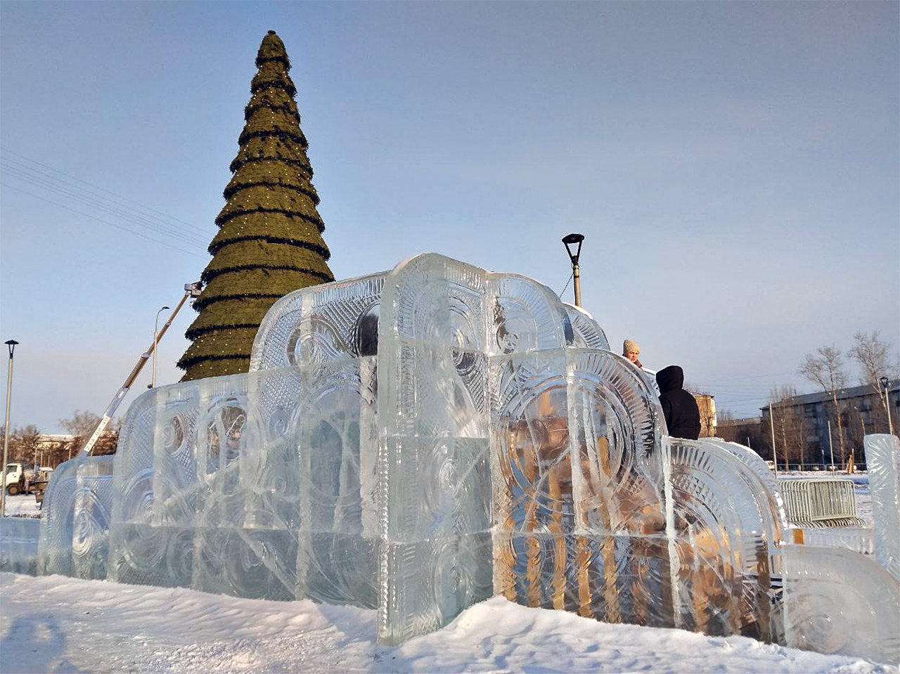 Постройка ледяной горки в Красноярске в сквере Космонавтов