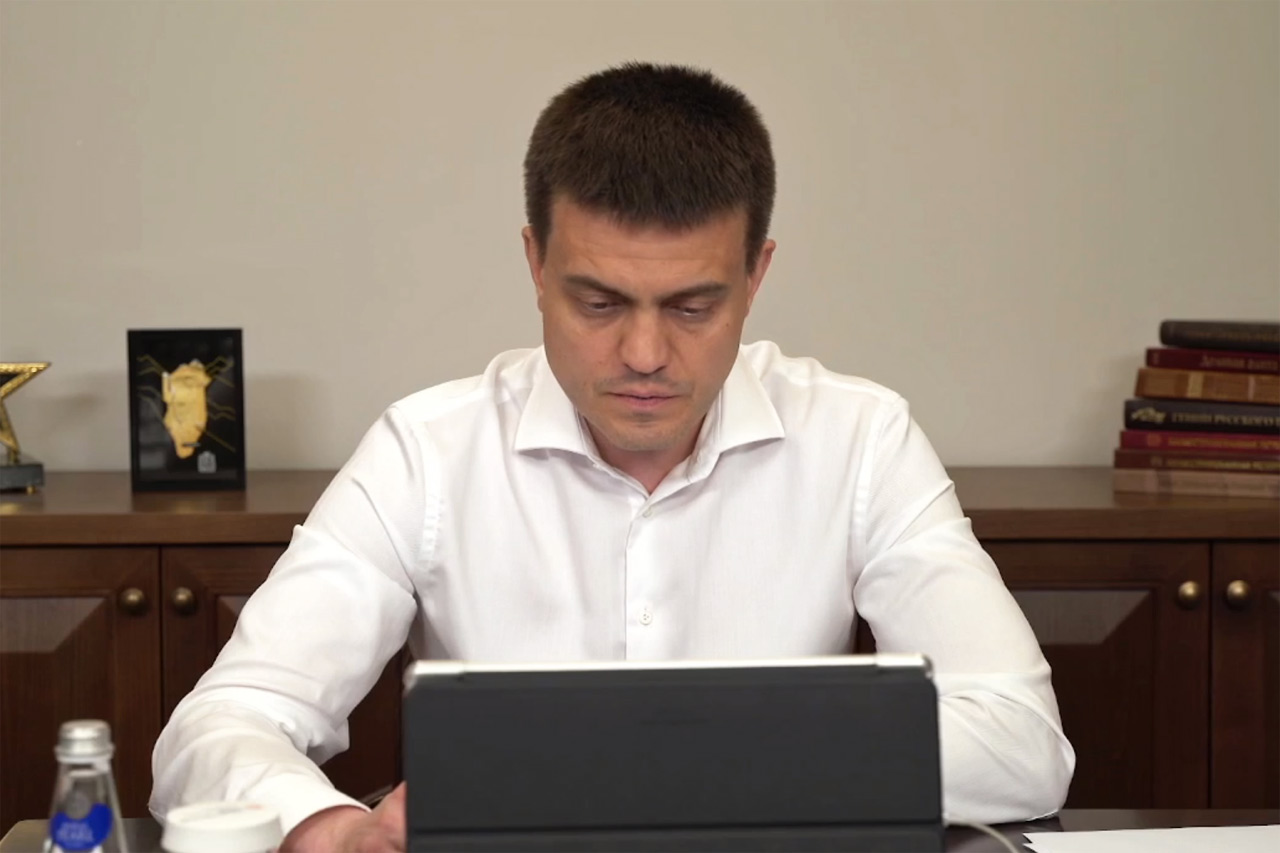 Михаил Котюков читает с ноутбука