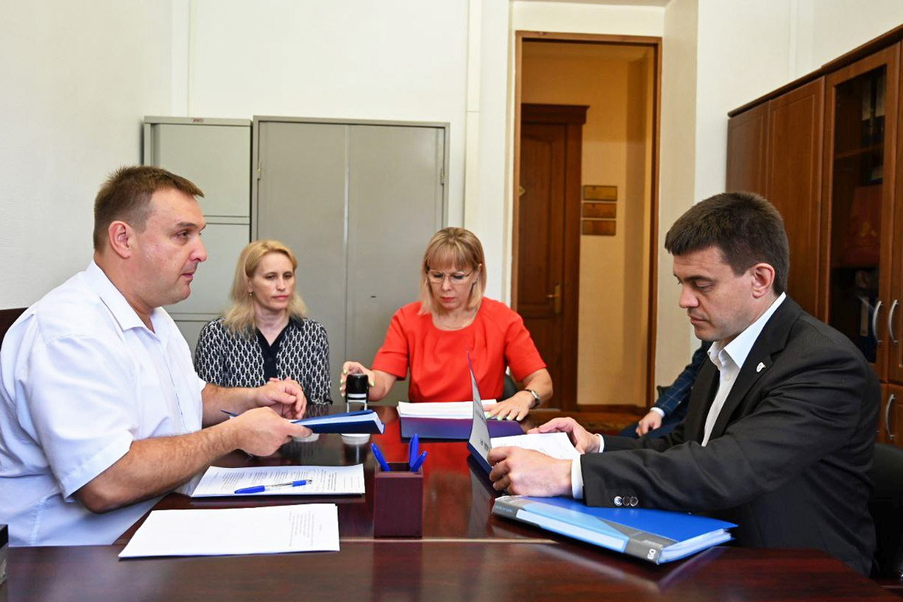 Михаил Котюков сдает документы на выборы