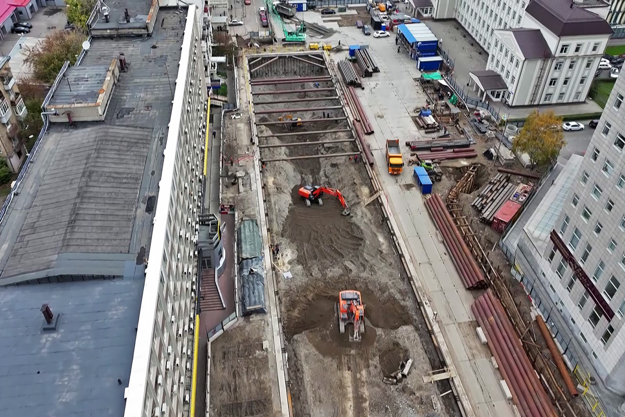 строительство котлована метро на Карла Маркса