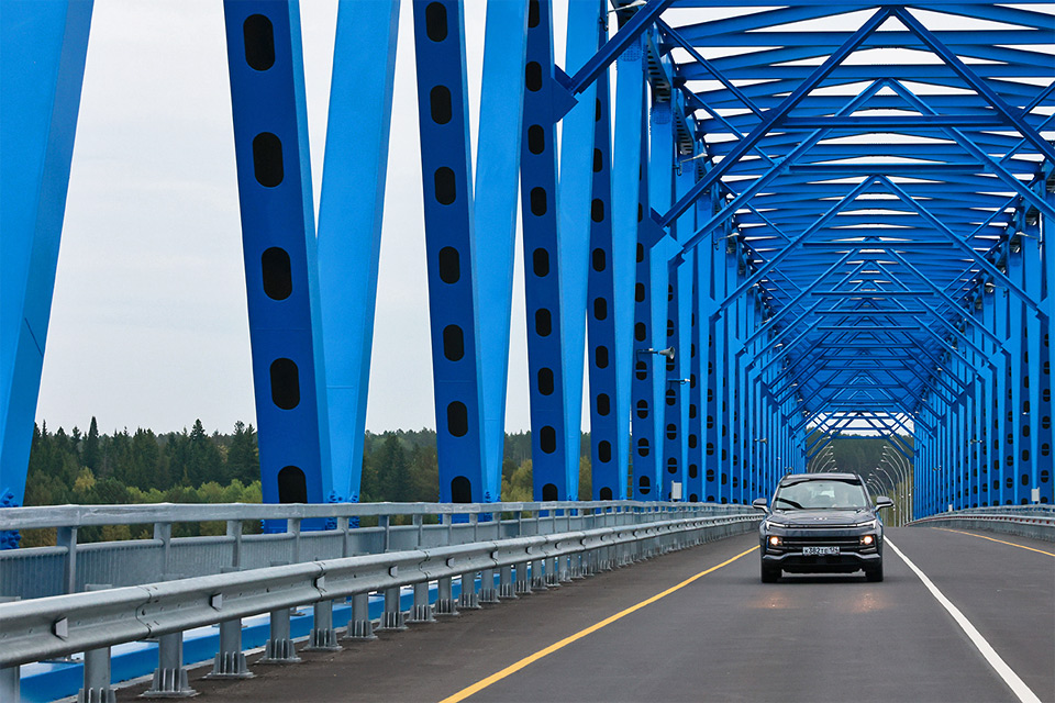 Машина Котюкова на мосту
