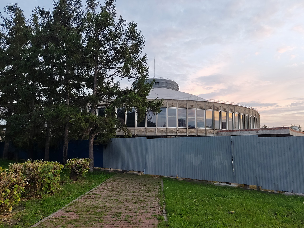 Красноярский цирк за забором
