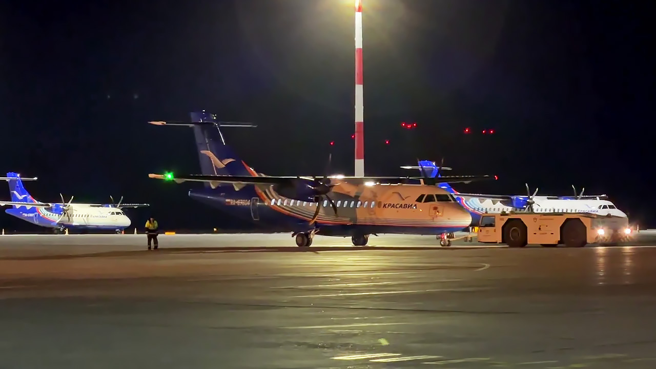 ATR-42 в аэропорту Красноярск (Емельяново) ночью
