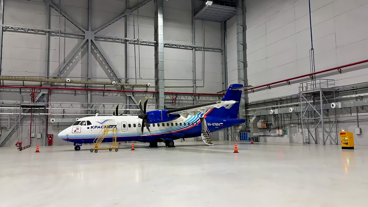 ATR-42 RA-67604 в ангаре в Красноярске