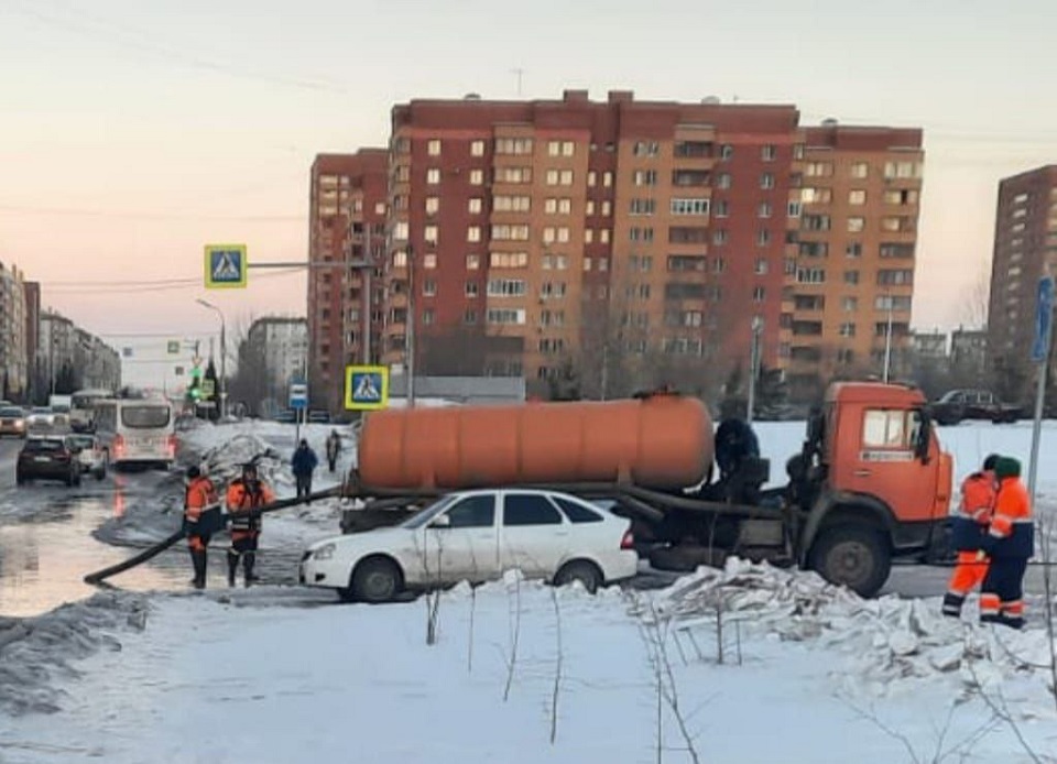 аварийная бригада откачивает воду с дороги