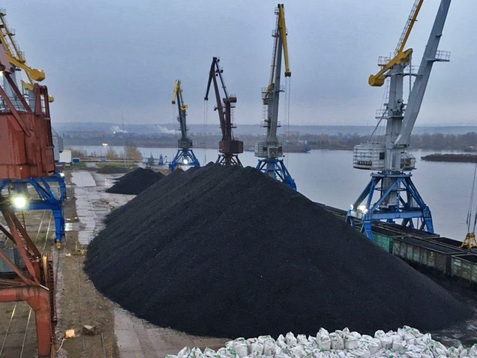 Перевалка угля в Красноярском речном порту
