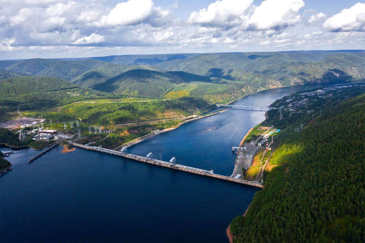 Красноярская ГЭС - плотина вид сверху со стороны водохранилища