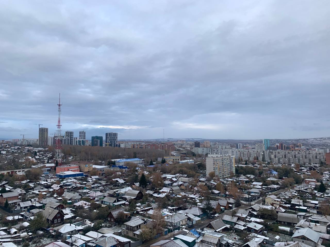 свежий снег в Красноярске, холодная осень, частный сектор