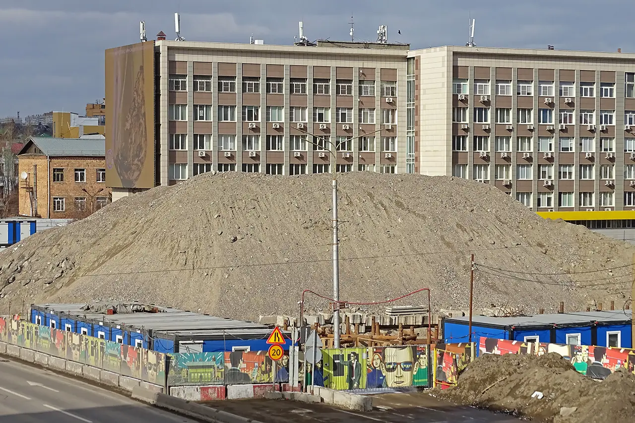 Куча грунта под станцию метро около мэрии Красноярска