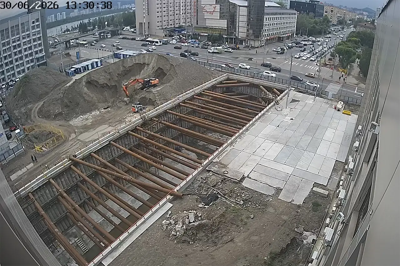 куча земли у стройплощадки метро в центре Красноярска