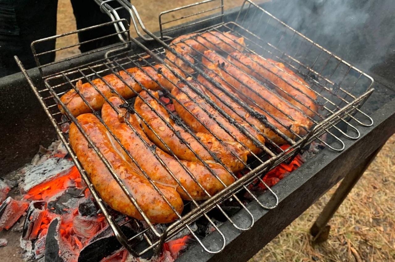 мясо готовят на огне на мангале
