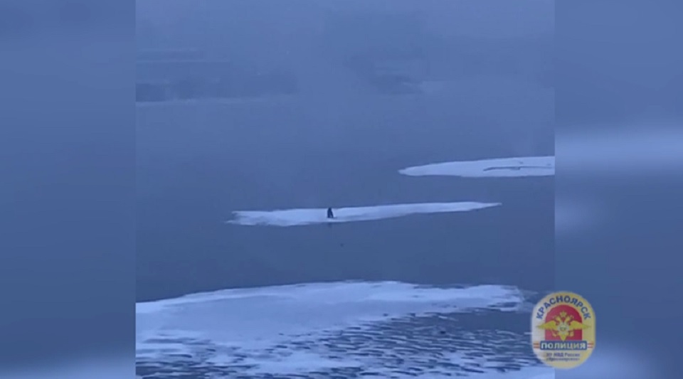 В Красноярске рыбака унесло на отколовшейся льдине
