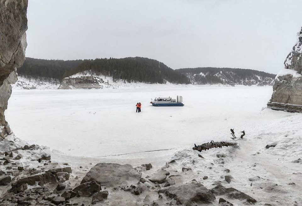 спасатели на льду водоема зимой