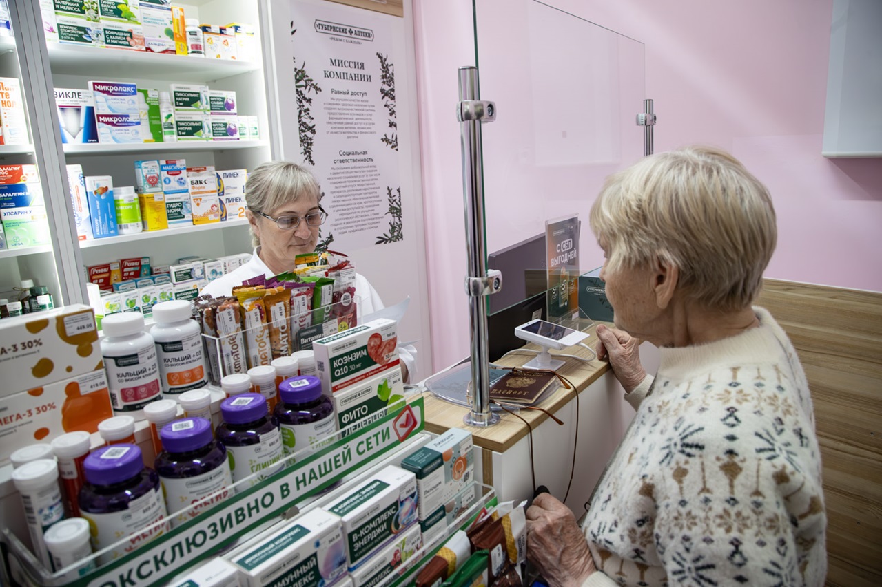очередь за лекарствами в аптеке
