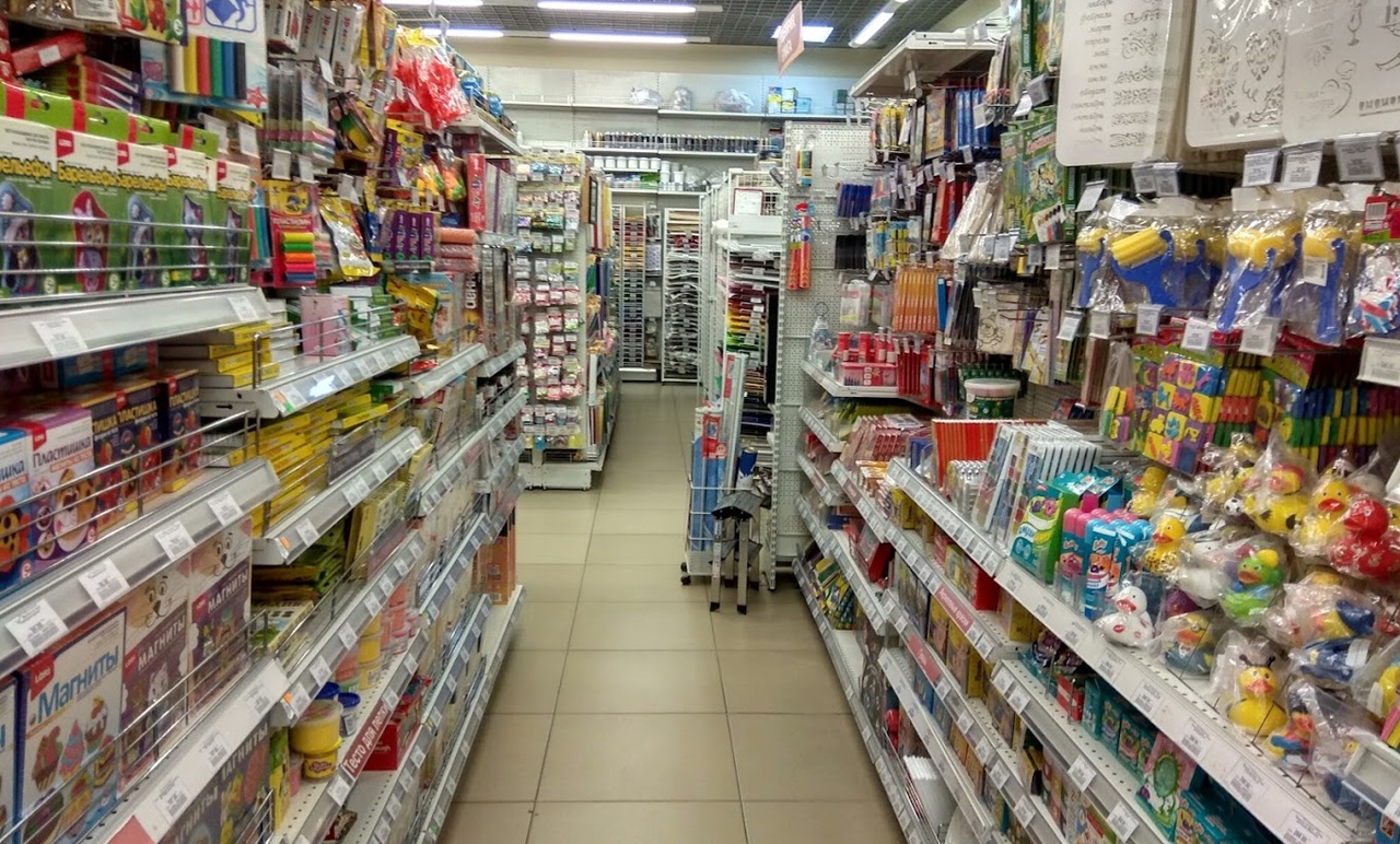 полки магазина для творчества