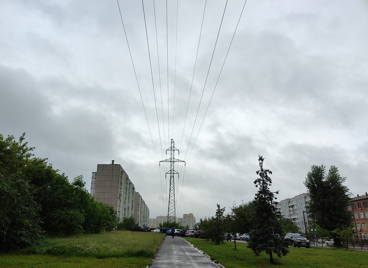 опора ЛЭП в городе