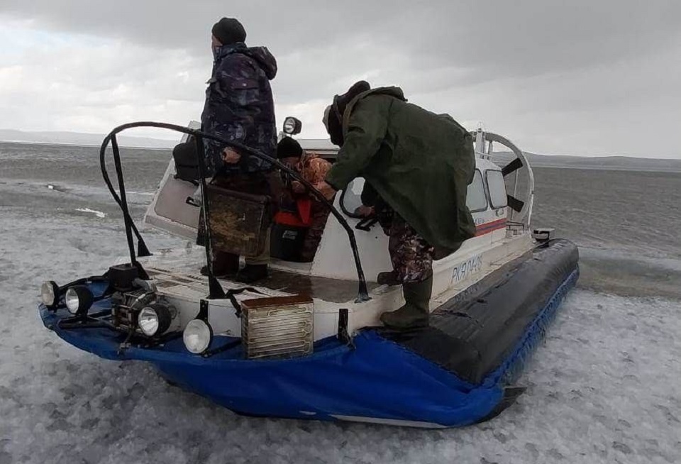 Рыбаков пришлось спасать с отколовшейся льдины на Красноярском водохранилище