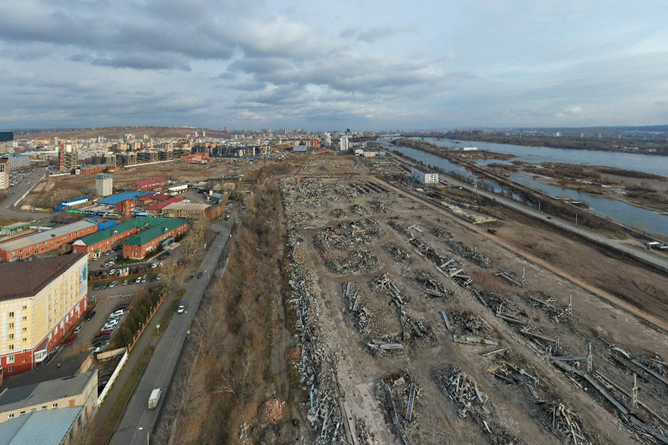 Со стороны Енисея уже готовится площадка под строительство будущего Красноярск-Сити