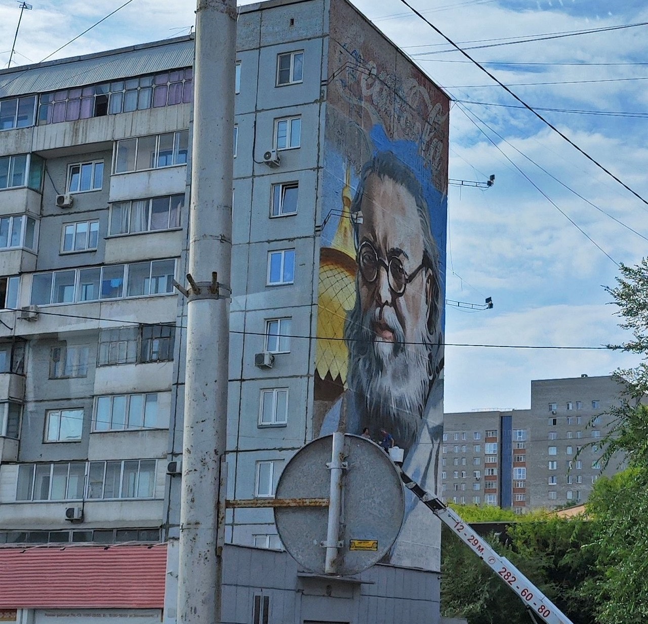 На фасаде нового роддома в Енисейске нарисуют Войно-Ясенецкого