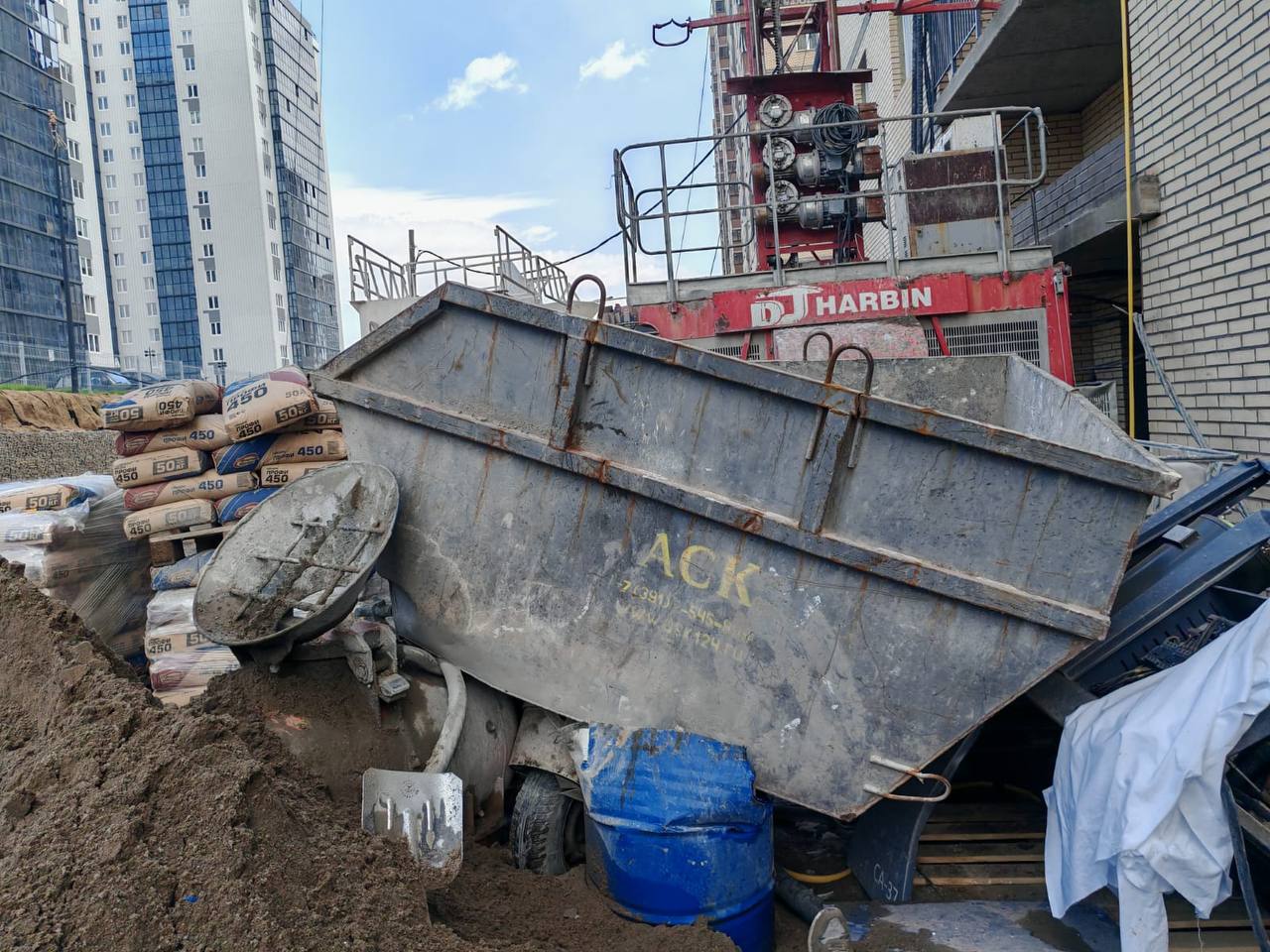 грузоподъемная люлька упала на рабочего
