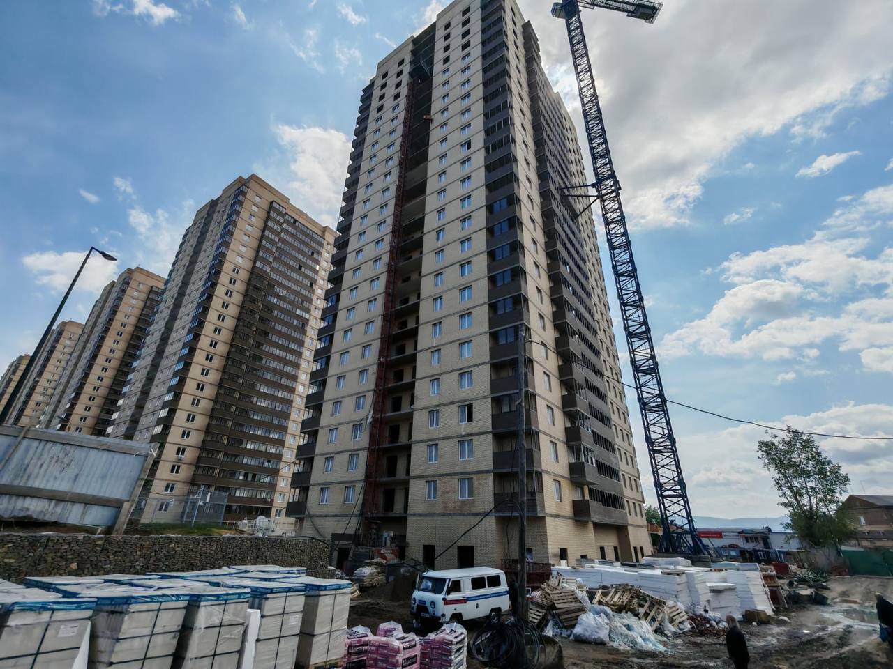 строительство новостроек, строительный кран, стройплощадка