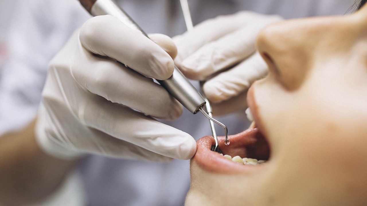 Врач-стоматолог и пациентка на приеме