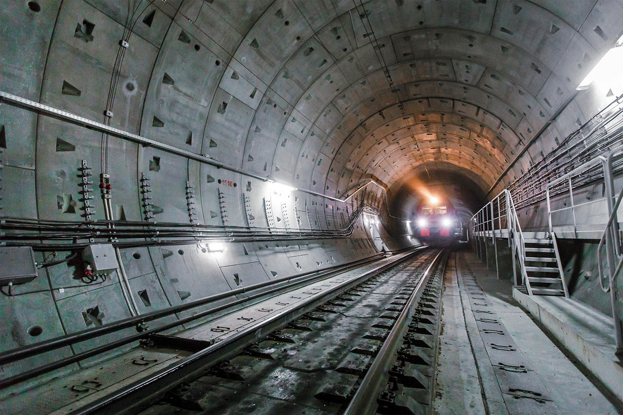 Манский тоннель - поезд в тоннеле